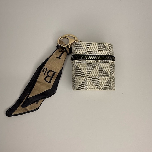 None Accessories - Geometric Patterned Earphone Case with Keychain